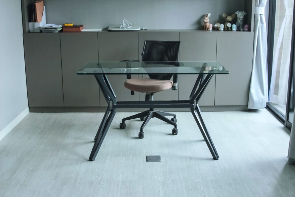 Meja kerja industrial dengan kayu solid dan besi hitam